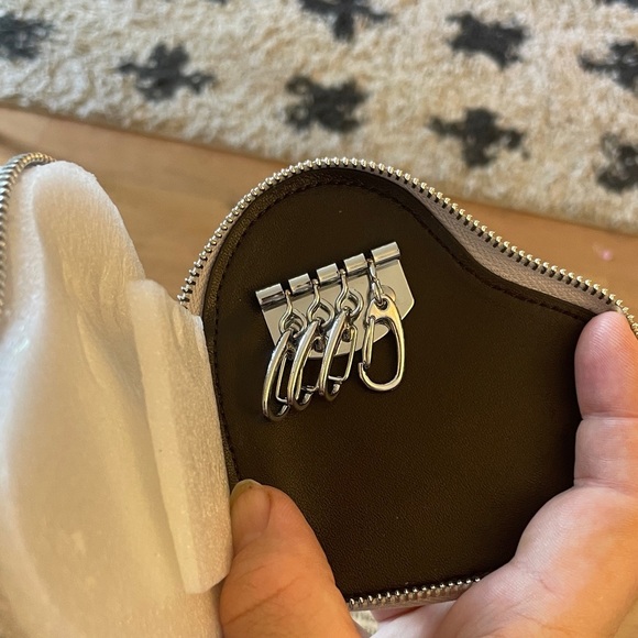 Vivienne Westwood Metallic Silver Heart Purse key holder - Picture 4 of 4